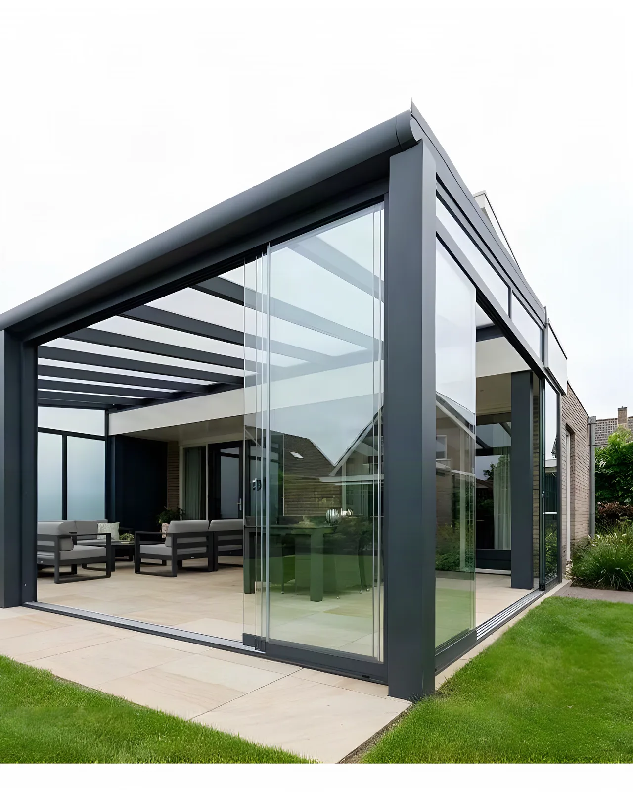 Veranda met glazen schuifwanden aan een woning, met zitgedeelte en eettafel op het terras
